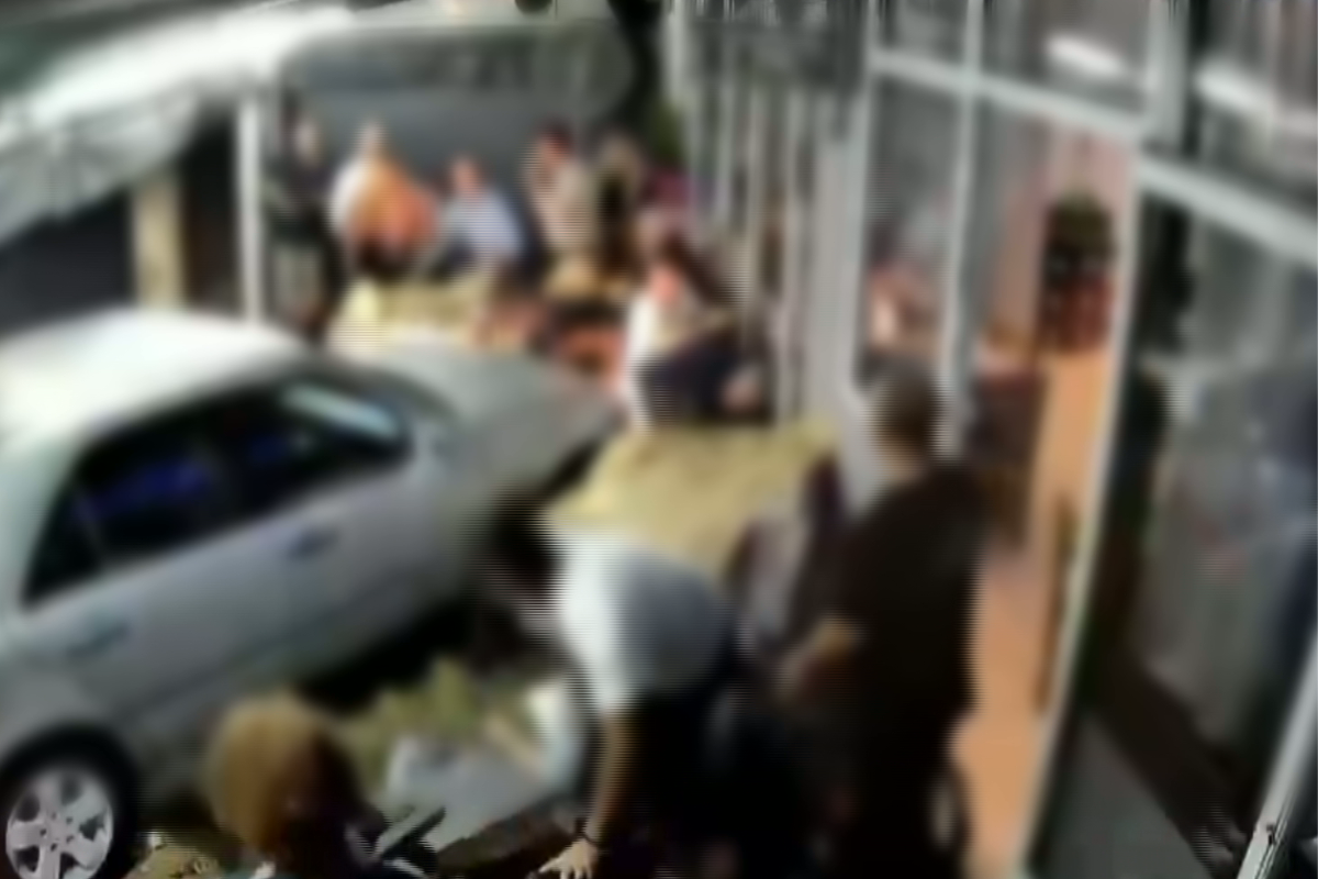 Εισέβαλε μεθυσμένος με ι.χ σε ουζερί