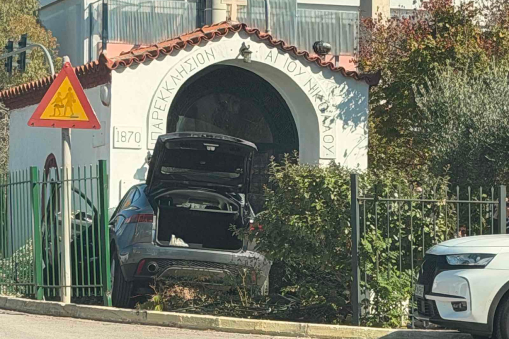 Γλυφάδα- “Μπούκαρε” με το αυτοκίνητό του μέσα σε εκκλησία