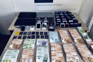 Κύκλωμα ΕΦΚΑ: Χιλιάδες Ευρώ , αυτοκίνητα , κινητά , σφραγίδες και αεροβόλο όπλο  βρήκαν οι αστυνομικοί