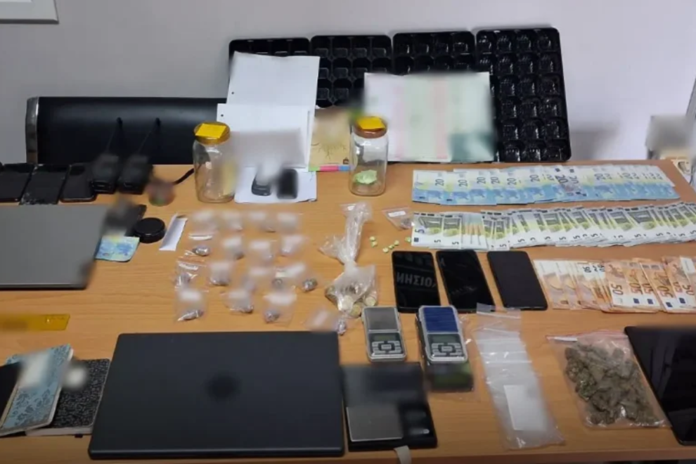 Εξαρθρώθηκε κύκλωμα ναρκωτικών που ενεργούσε σε σχολεία