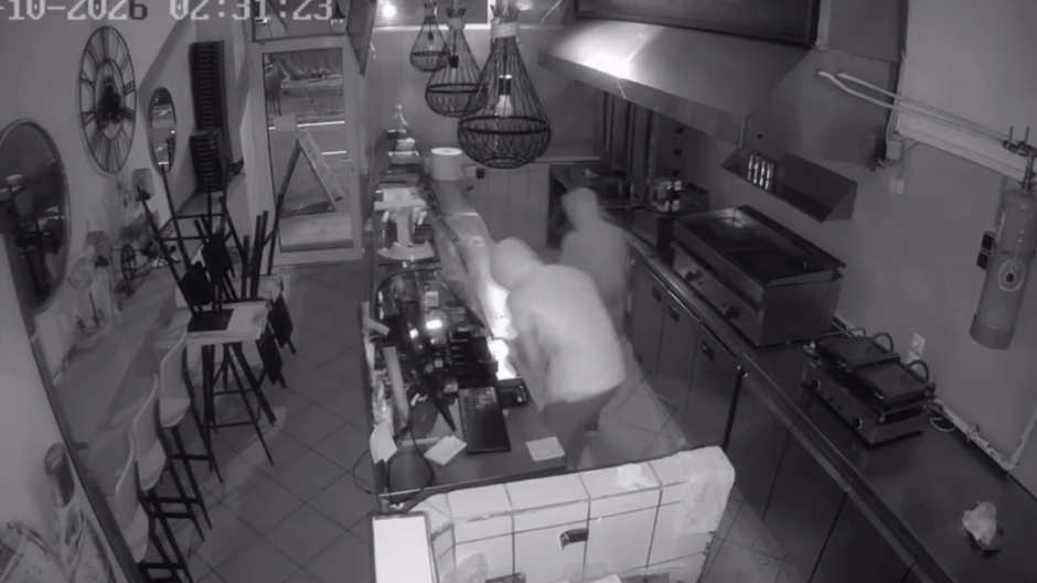 Αποκλειστικό Βίντεο: Νεαροί διαρρήκτες εισέβαλλαν σε κατάστημα τρεις φορές την ίδια νύχτα