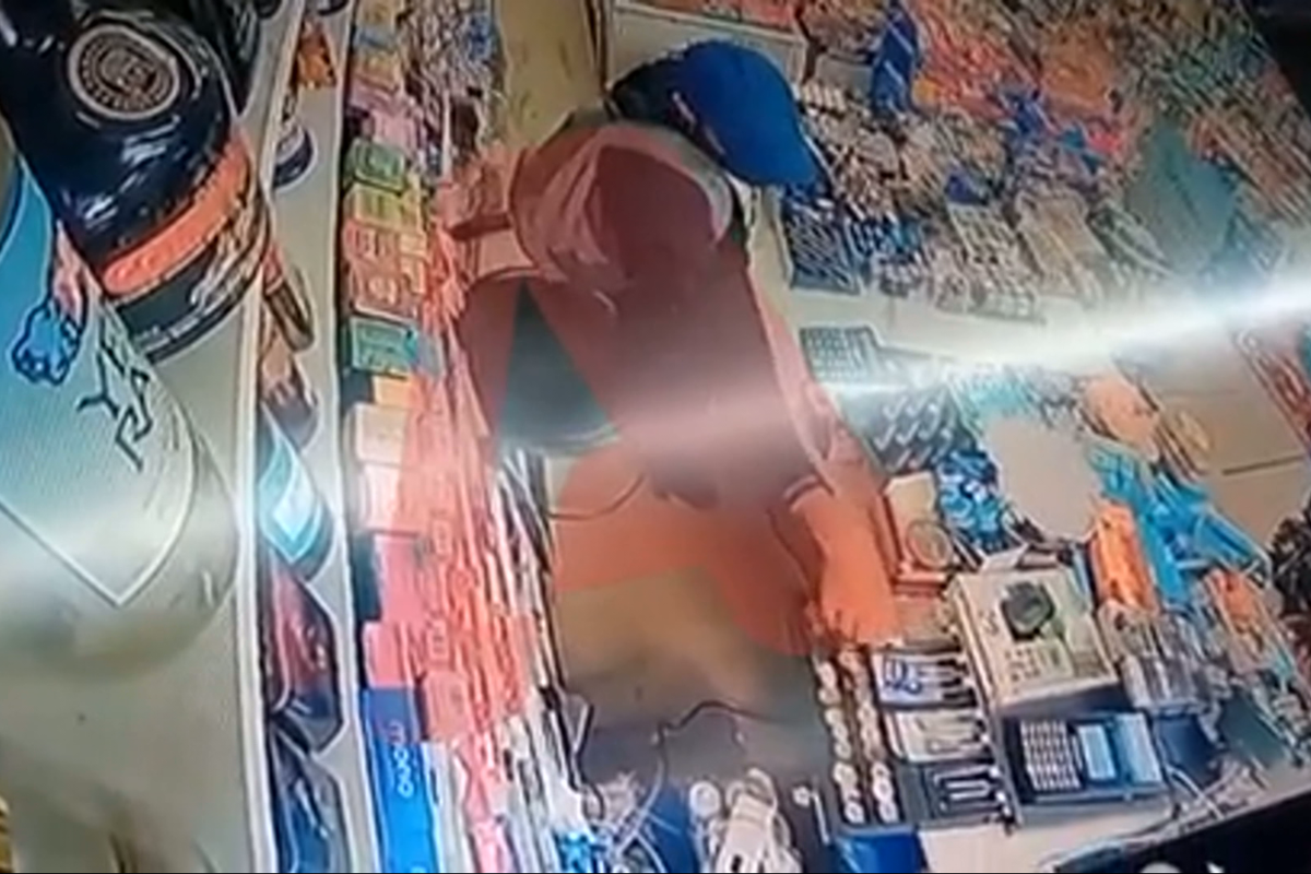Αποκλειστικό : Έκλεψε το ταμείο μίνι μάρκετ ενώ έξω βρισκόταν αστυνομικός – Βίντεο ντοκουμέντο