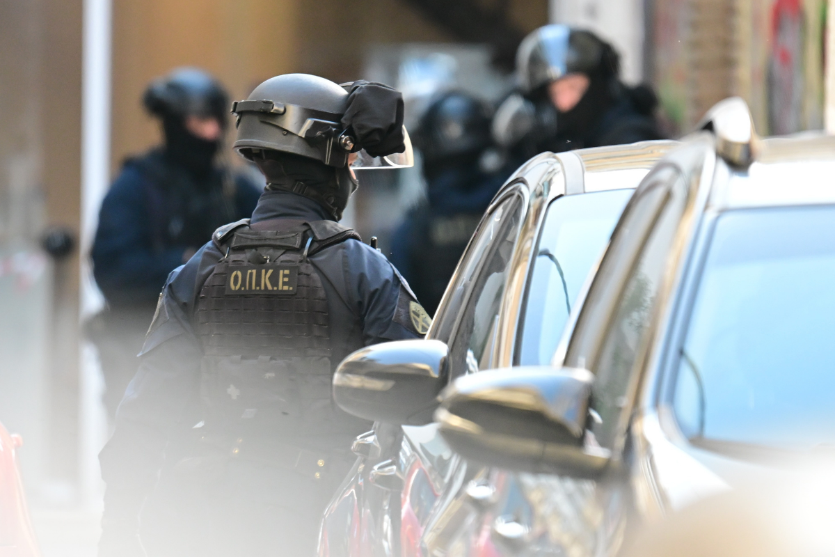 Έκρηξη στον Κολωνό: Τα ναρκωτικά και ο ύποπτος ένοικος