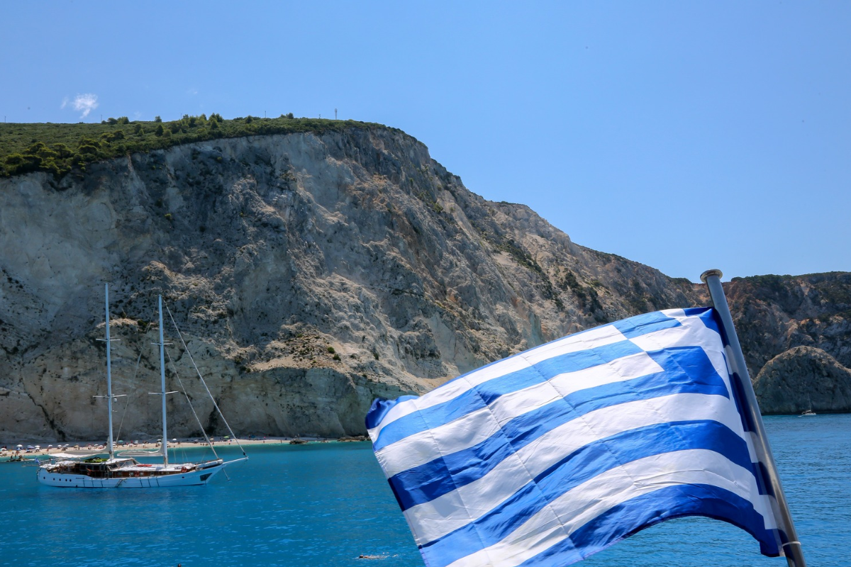 Κάλαμος: 25 μαθητές από το Περιστέρι ταξίδεψαν για να γιορτάσουν την 28η Οκτωβρίου με τα δύο παιδιά του νησιού