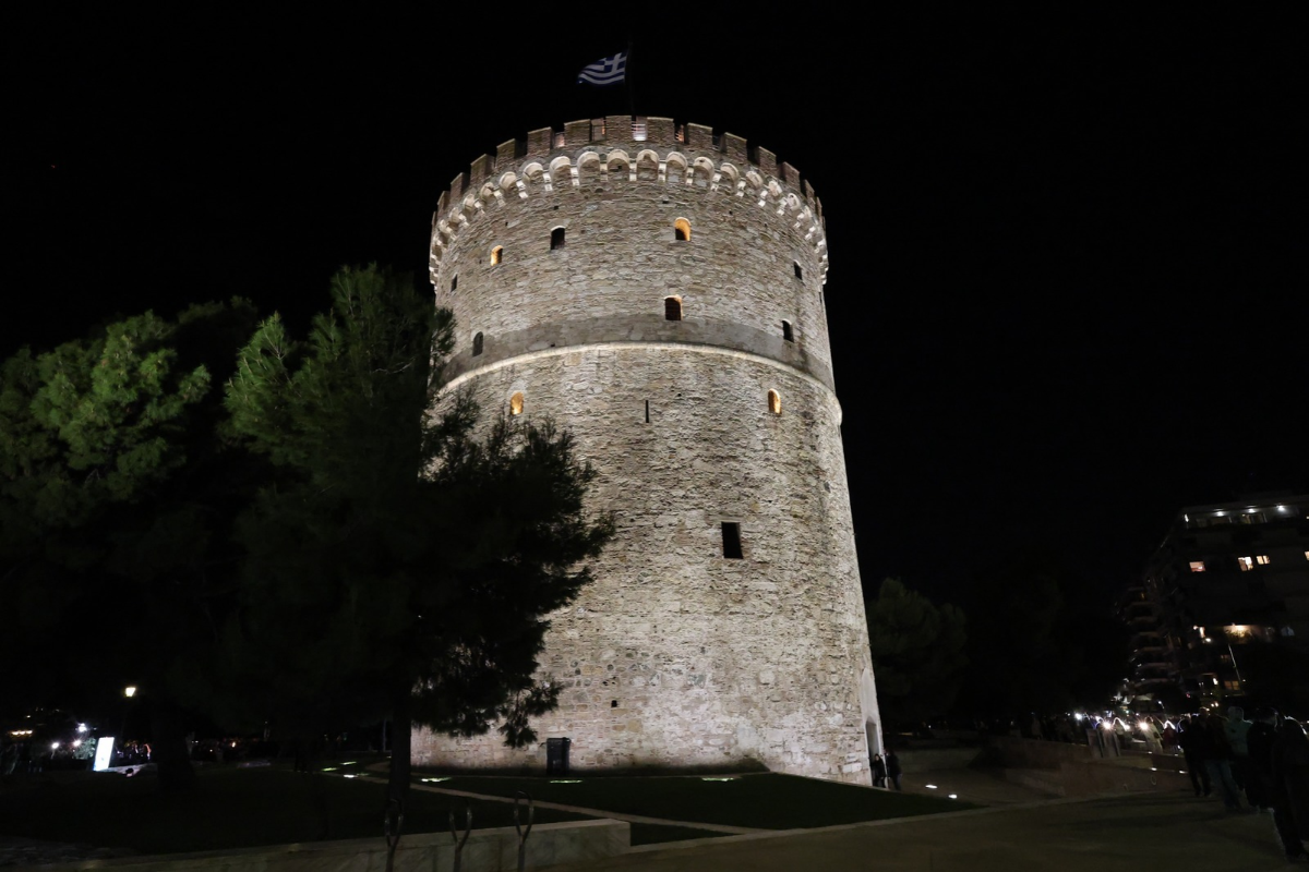 Ο Λευκός Πύργος φωτίζει την ιστορική ταυτότητα της Θεσσαλονίκης