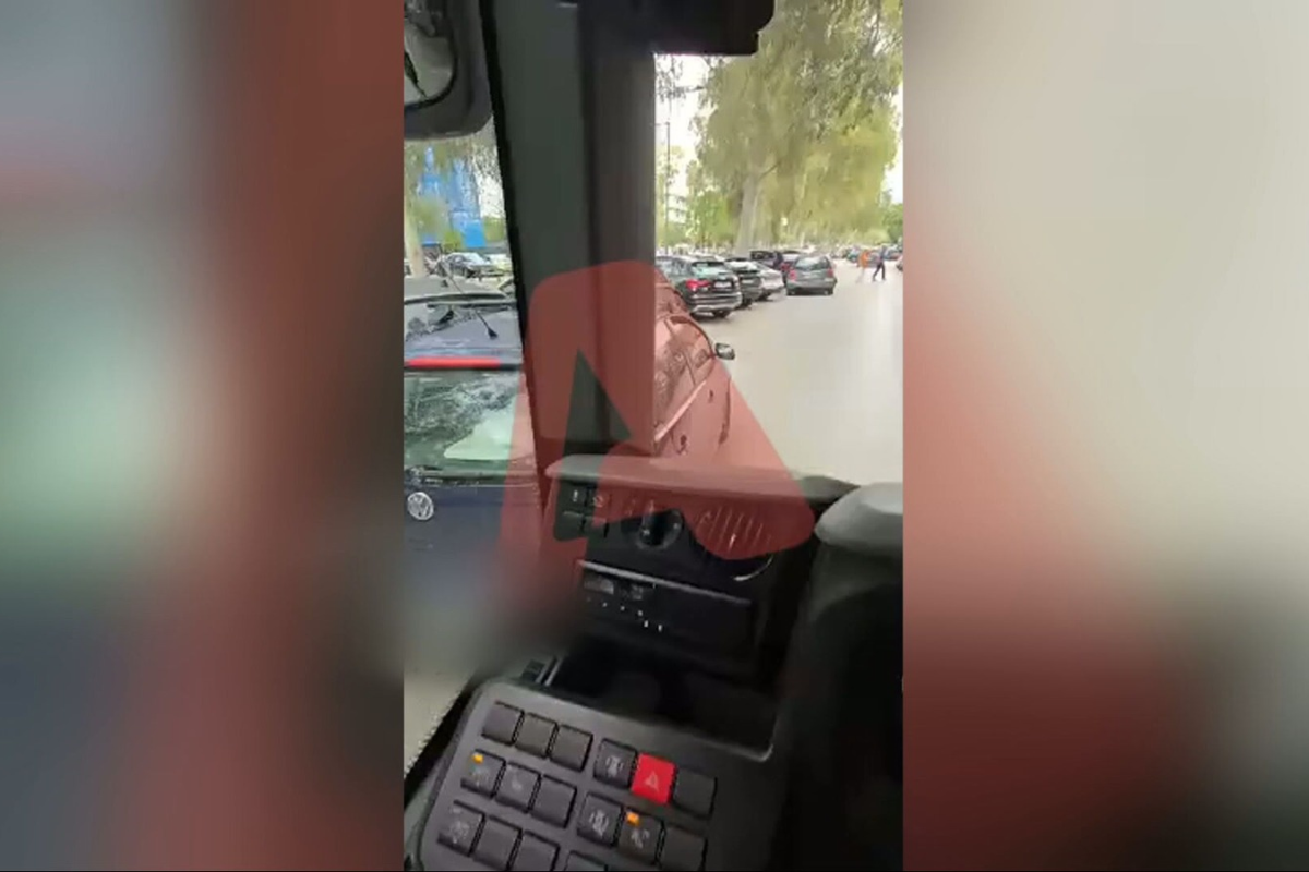 “Εγκλώβισαν” λεωφορείο στην Γλυφάδα