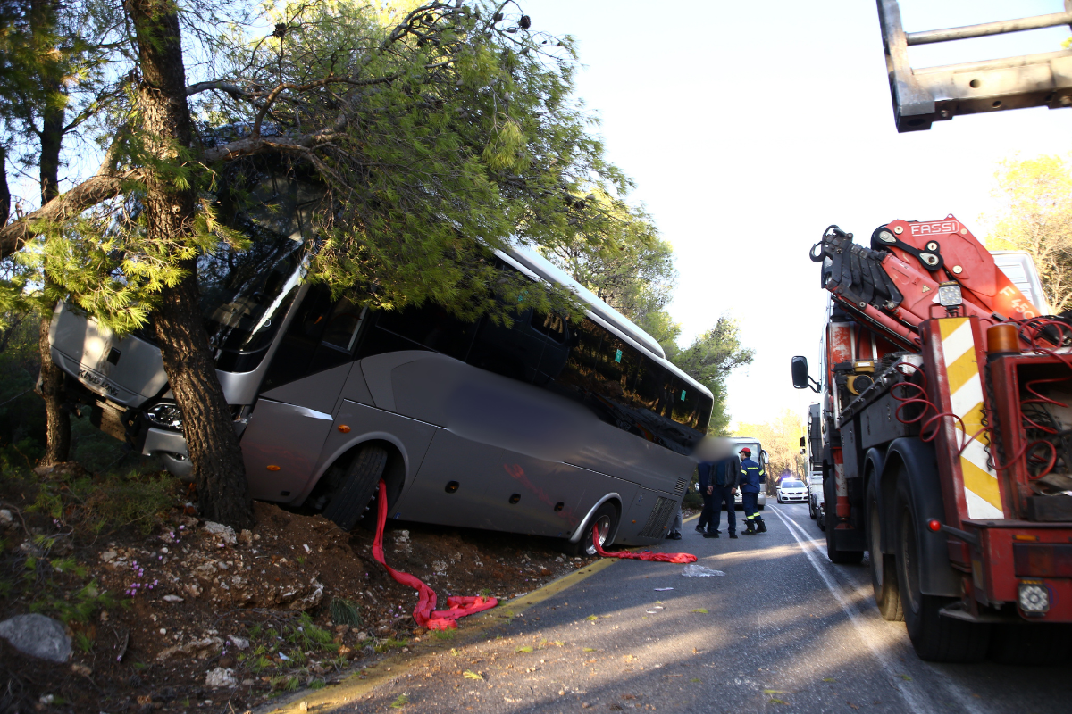 Λεωφορείο προσέκρουσε σε δέντρο – Μετέφερε εργαζόμενους στο Καζίνο Πάρνηθας