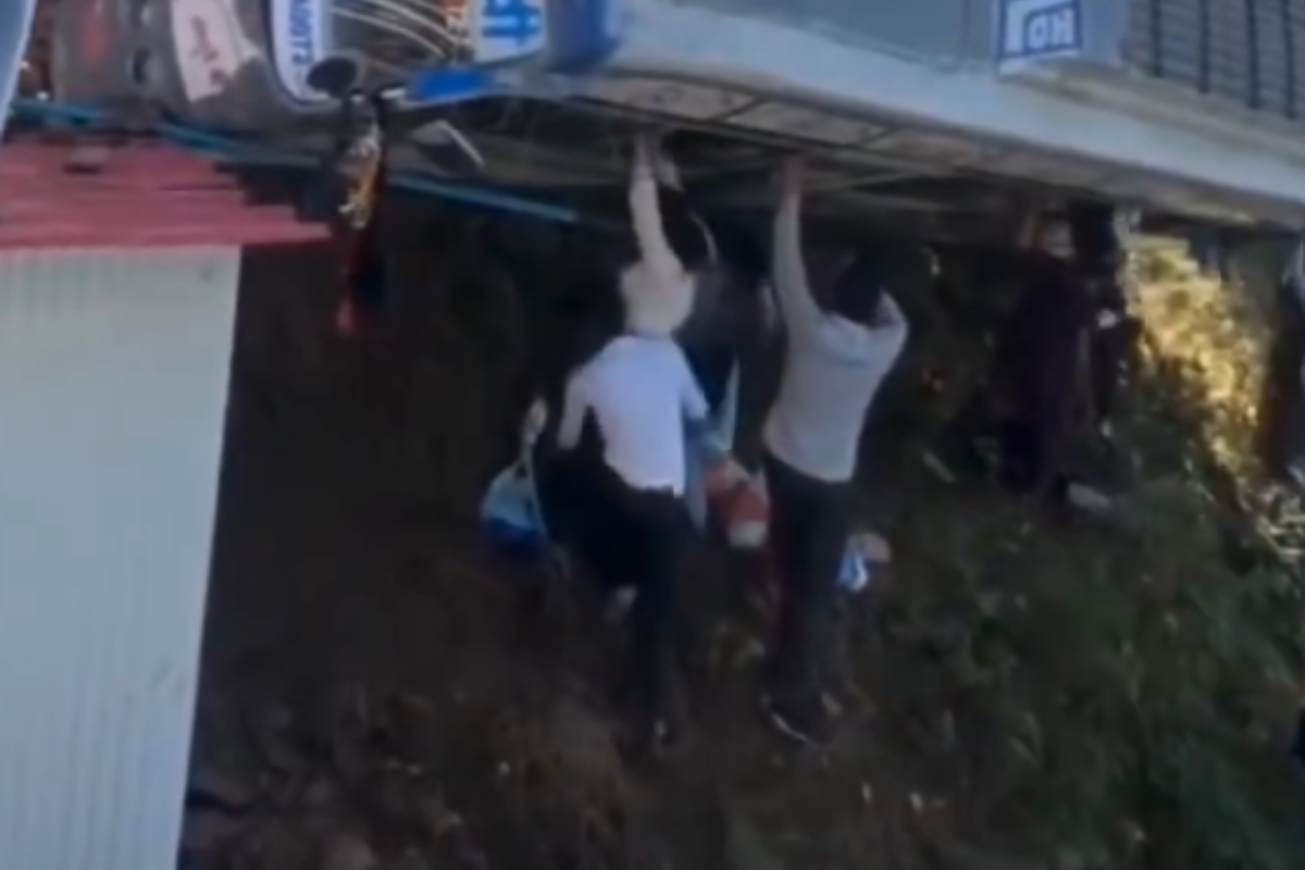 Λεωφορείο έπεσε σε χαράδρα με 30 επιβάτες.Σώθηκαν απο θαύμα