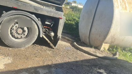 (Βίντεο) Σπάτα: Έριχναν λύματα σε οικόπεδο – Σύλληψη οδηγού βυτιοφόρου