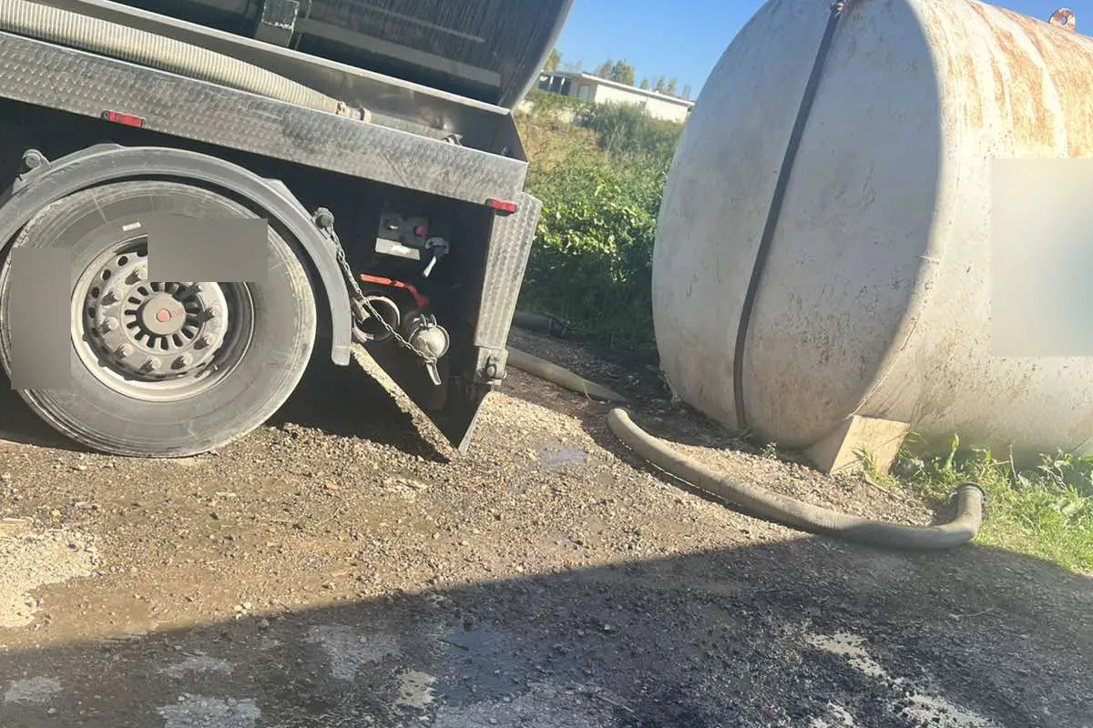 (Βίντεο) Σπάτα: Έριχναν λύματα σε οικόπεδο – Σύλληψη οδηγού βυτιοφόρου