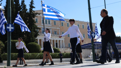 Ρίγη συγκίνησης στις μαθητικές παρελάσεις σε όλη τη χώρα