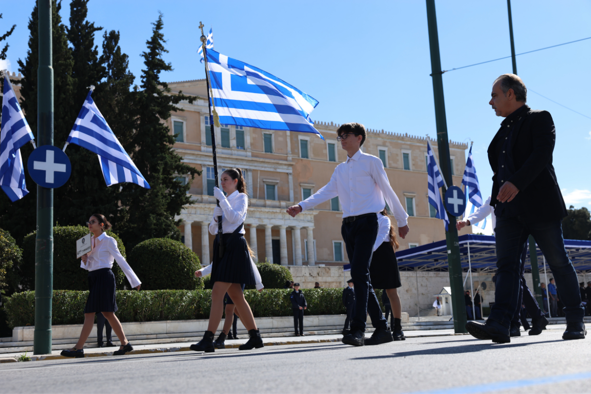 Ρίγη συγκίνησης στις μαθητικές παρελάσεις σε όλη τη χώρα
