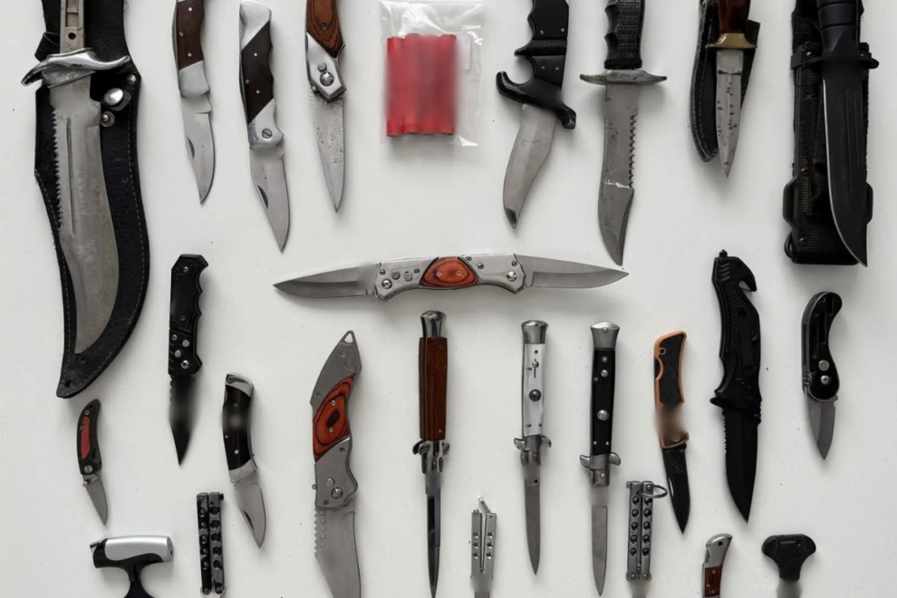 Άμφισσα: 36 μαχαίρια, όπλα και 29 κινητά στην έρευνα
