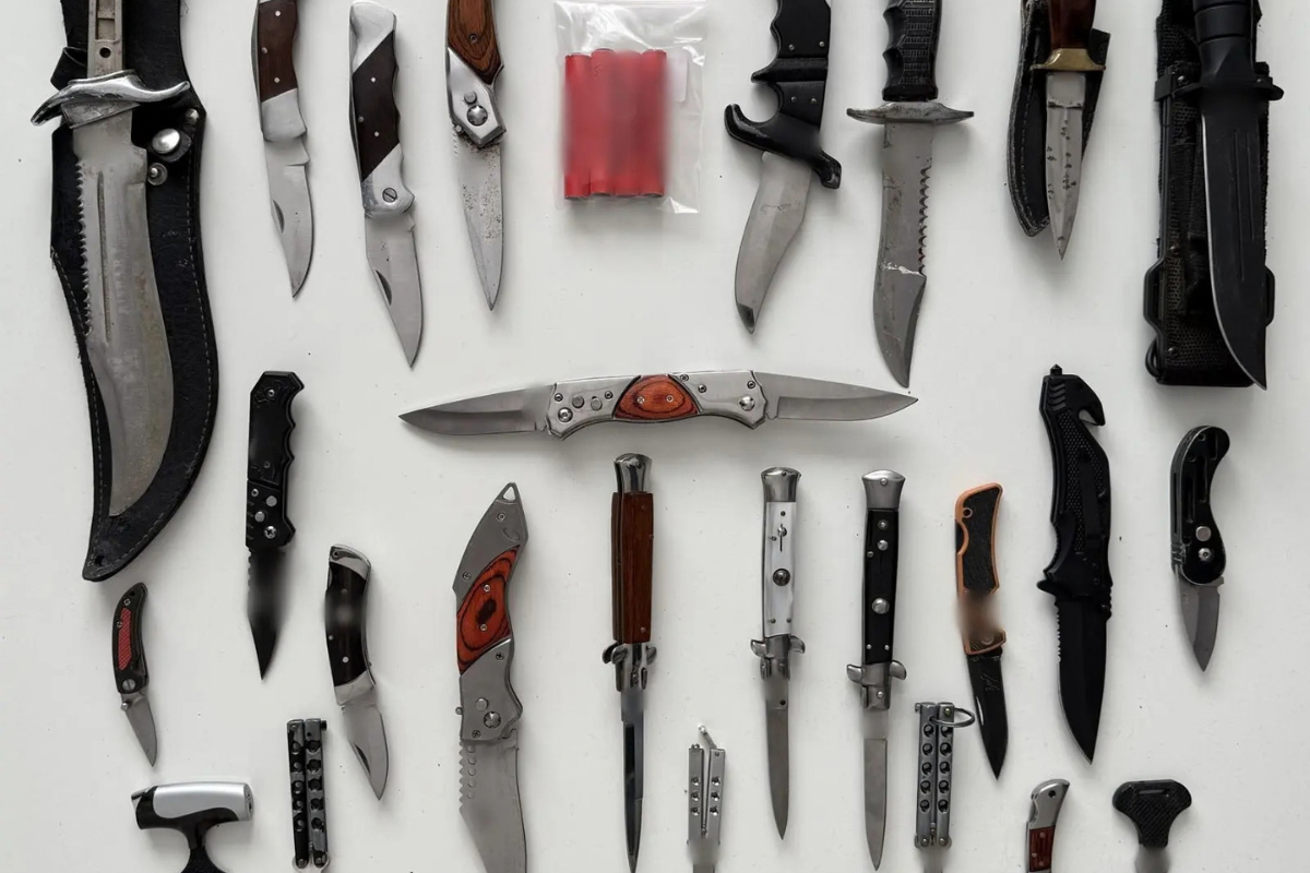 Άμφισσα: 36 μαχαίρια, όπλα και 29 κινητά στην έρευνα