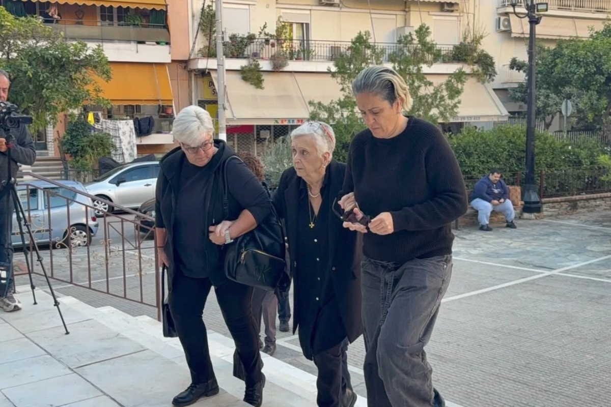 ( Βίντεο): Στον Ιερό Ναό Αγίας Τριάδας οι γονείς και οι αδερφές του Γιώργου Μαζωνάκη για το 40ήμερο μνημόσυνο