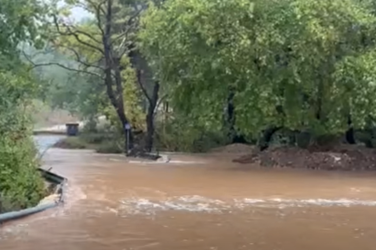 Ωρωπός: Υπερχείλισε ρέμα στην Μαλακάσα
