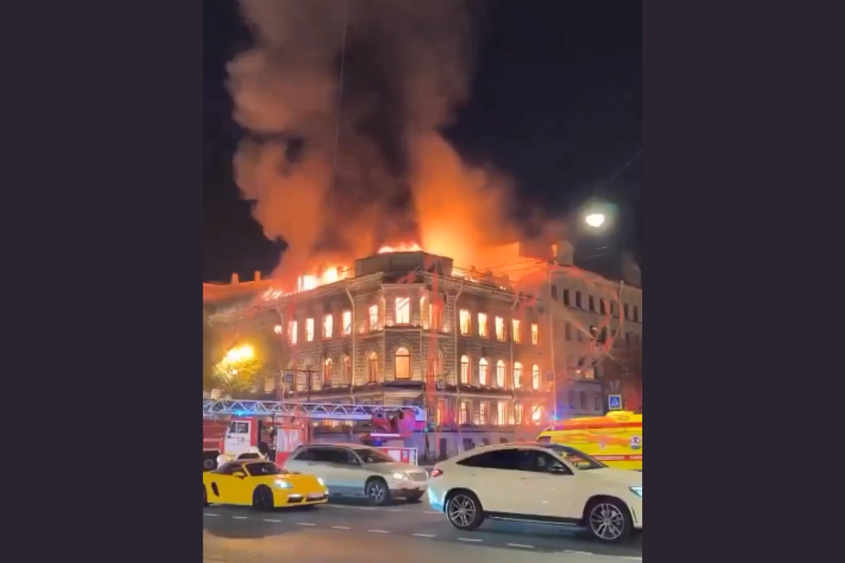 Αγία Πετρούπολη: Στάχτη ιστορικό αρχοντικό απέναντι από τον Άγιο Ισαάκ