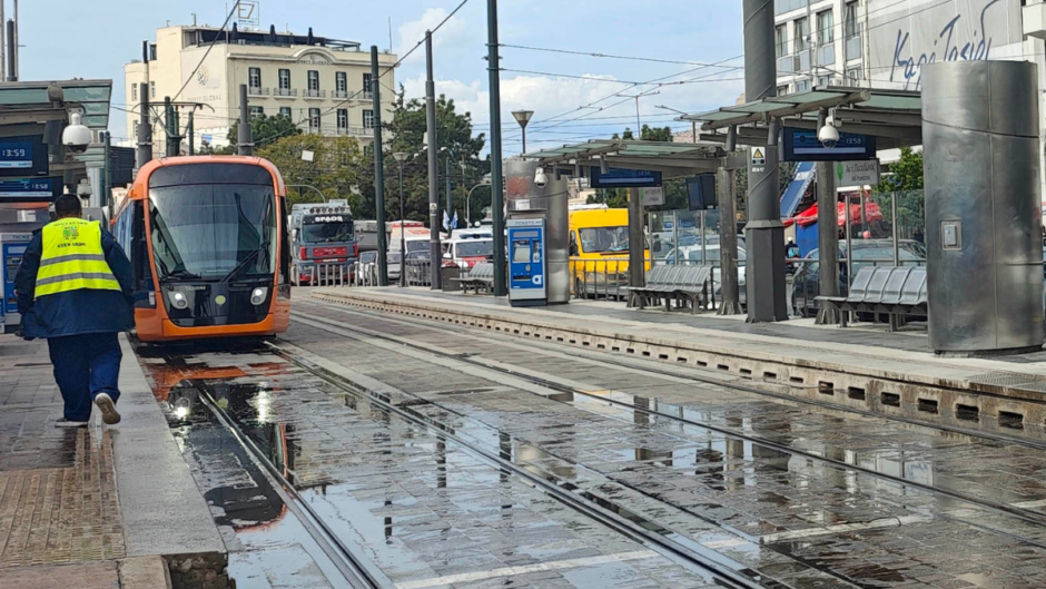 Στην εντατική γυναίκα που παρασύρθηκε από συρμό του τραμ στον Πειραιά
