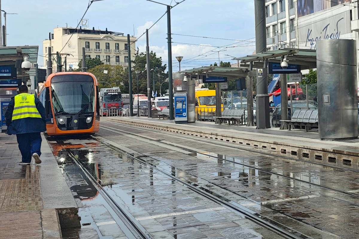 Στην εντατική γυναίκα που παρασύρθηκε από συρμό του τραμ στον Πειραιά