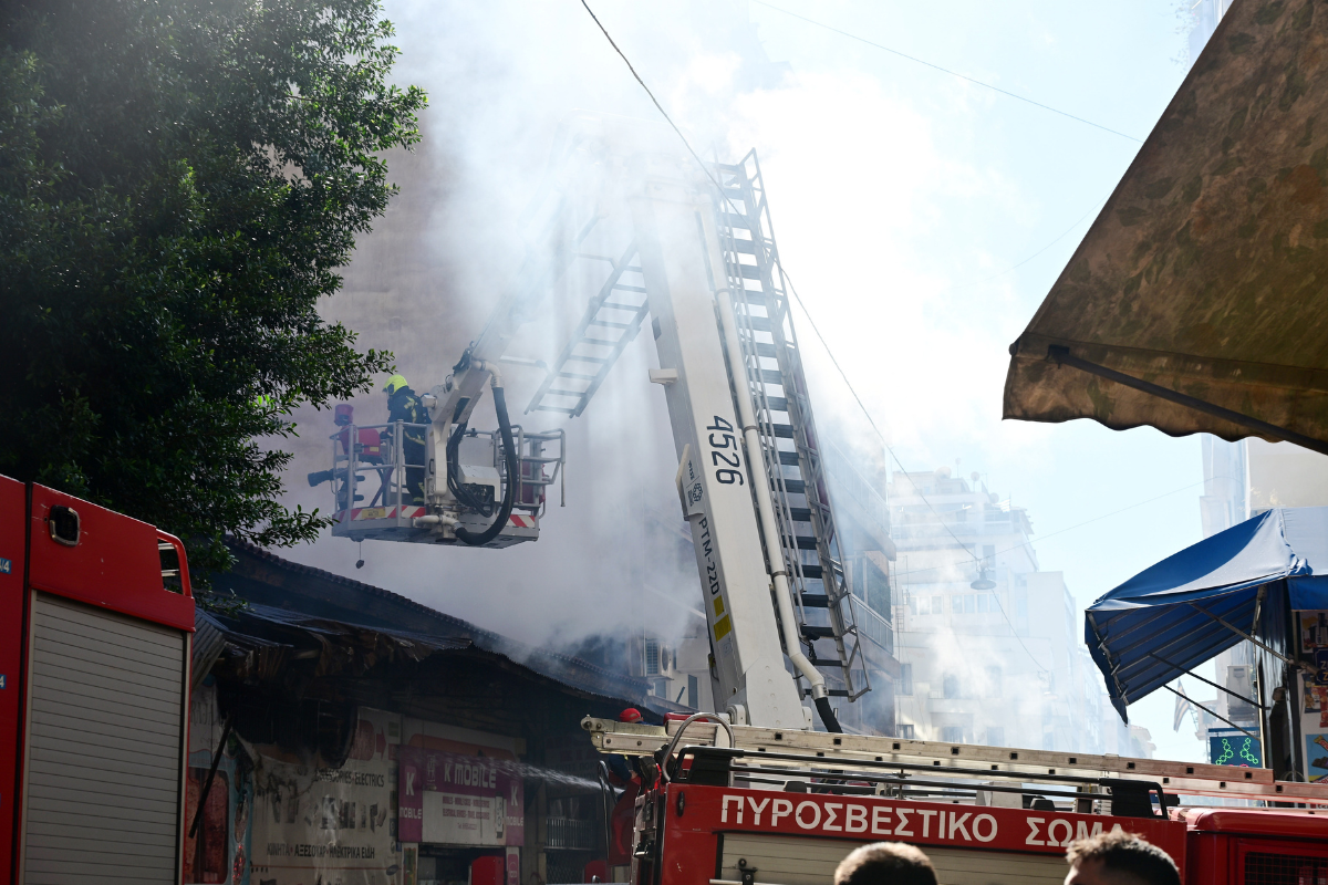 Πυρκαγιά σε κατάστημα με ηλεκτρονικά στην Ομόνοια