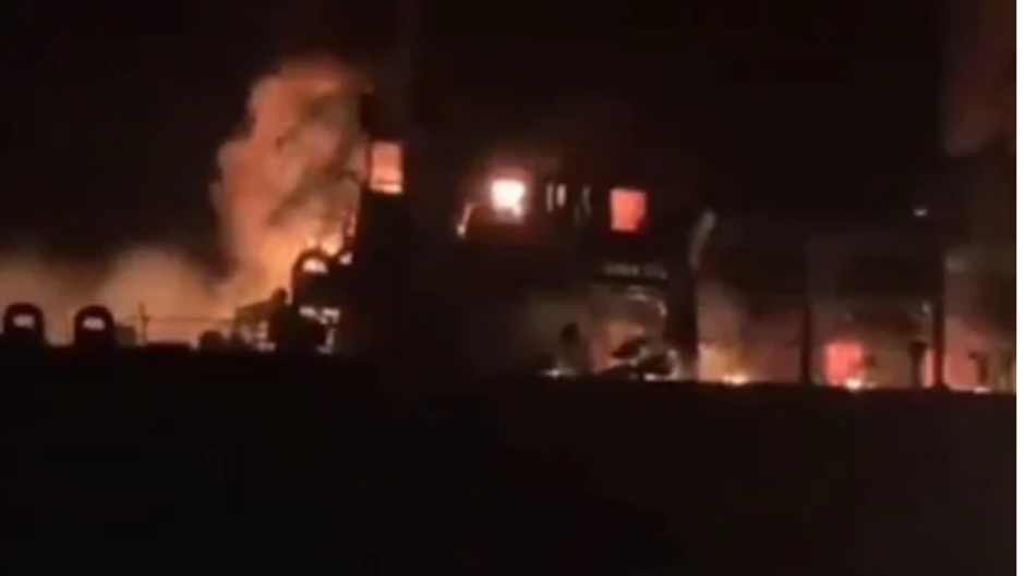 Στις φλόγες δεξαμενόπλοιο με 2 εκατ. βαρέλια πετρελαίου. Χτύπησε σε νάρκη