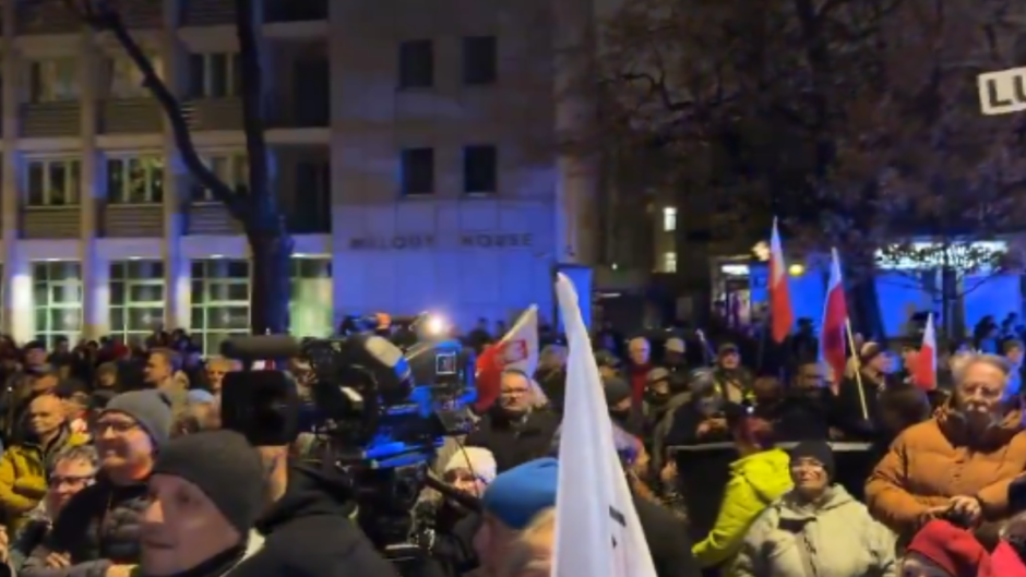 Χωρισμένη στα δύο η Πολωνία. Νύχτα θρίλερ έξω απο το Συνταγματικό Δικαστήριο