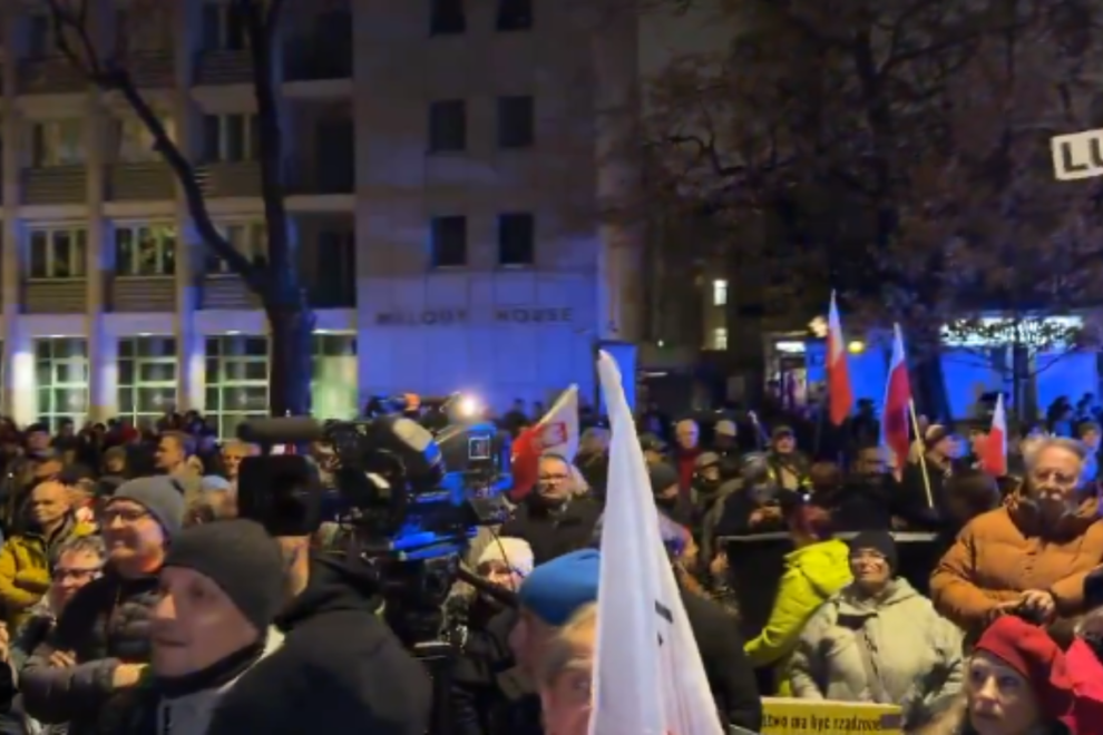 Χωρισμένη στα δύο η Πολωνία. Νύχτα θρίλερ έξω απο το Συνταγματικό Δικαστήριο