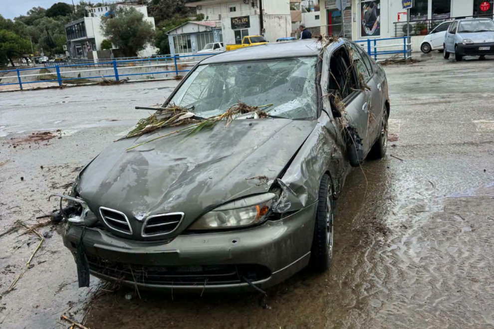 Αυτοκίνητα παρασύρθηκαν από τα νερά στη Ρόδο