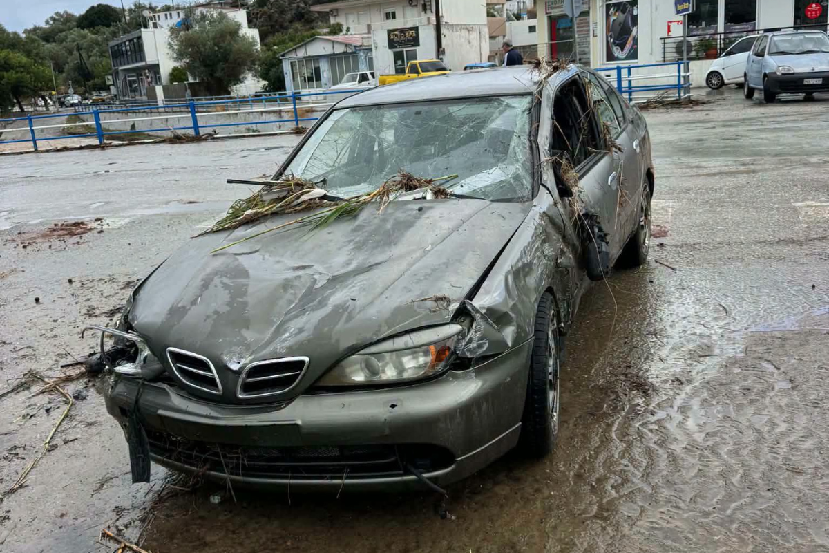 Αυτοκίνητα παρασύρθηκαν από τα νερά στη Ρόδο