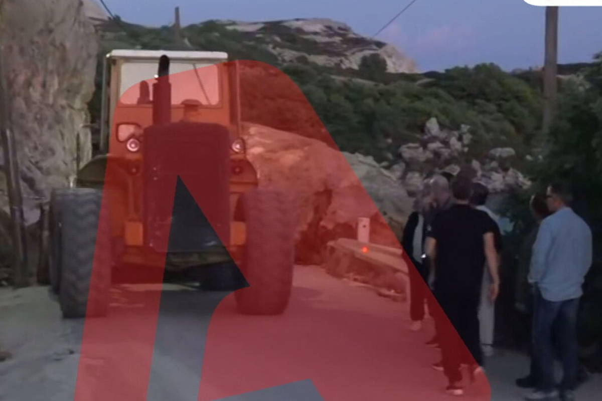Τεράστιος βράχος έπεσε σε δρόμο στην Ρόδο