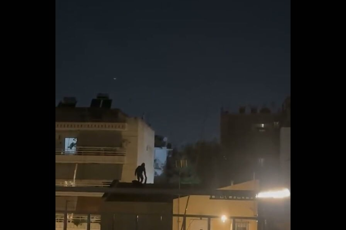 Σεπόλια: Άνδρας ανέβηκε σε ταράτσα και πετούσε κεραμίδια