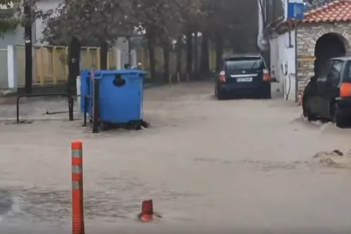 Βίντεο:Πλημμύρισαν οι δρόμοι στη Σκιάθο. 112 στην Μαγνησία