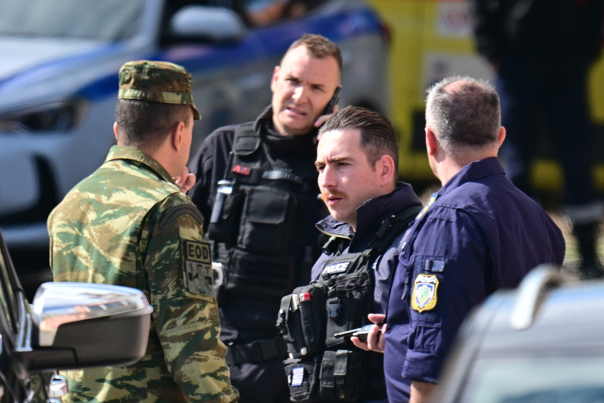 Συναγερμός στη Νίκαια: Χειροβομβίδες και πολεμικό όπλο σε ταράτσα