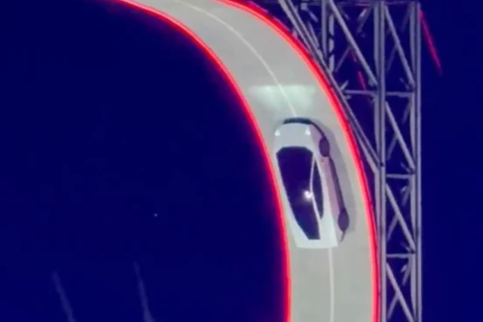 Tesla Roadster: Το εντυπωσιακό ακροβατικό που έγινε viral