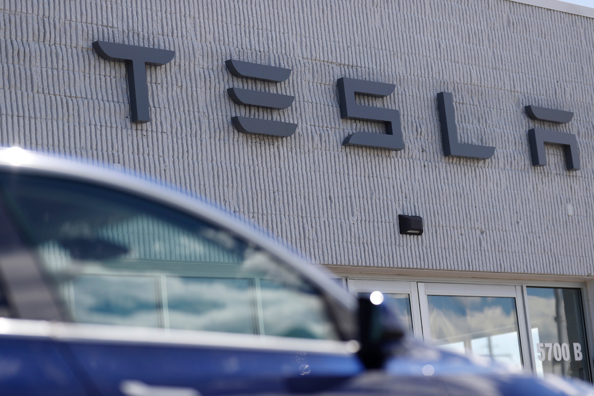 Ιπτάμενο αυτοκίνητο από την TESLA παρουσίασε ο Έλον Μασκ