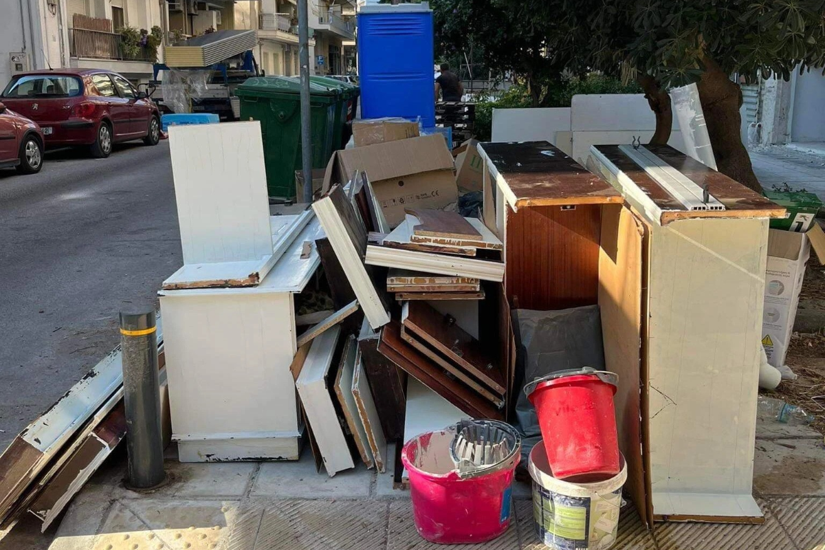 Πρόστιμο 3.000 ευρώ σε πολίτη που πέταξε έπιπλα στον δρόμο