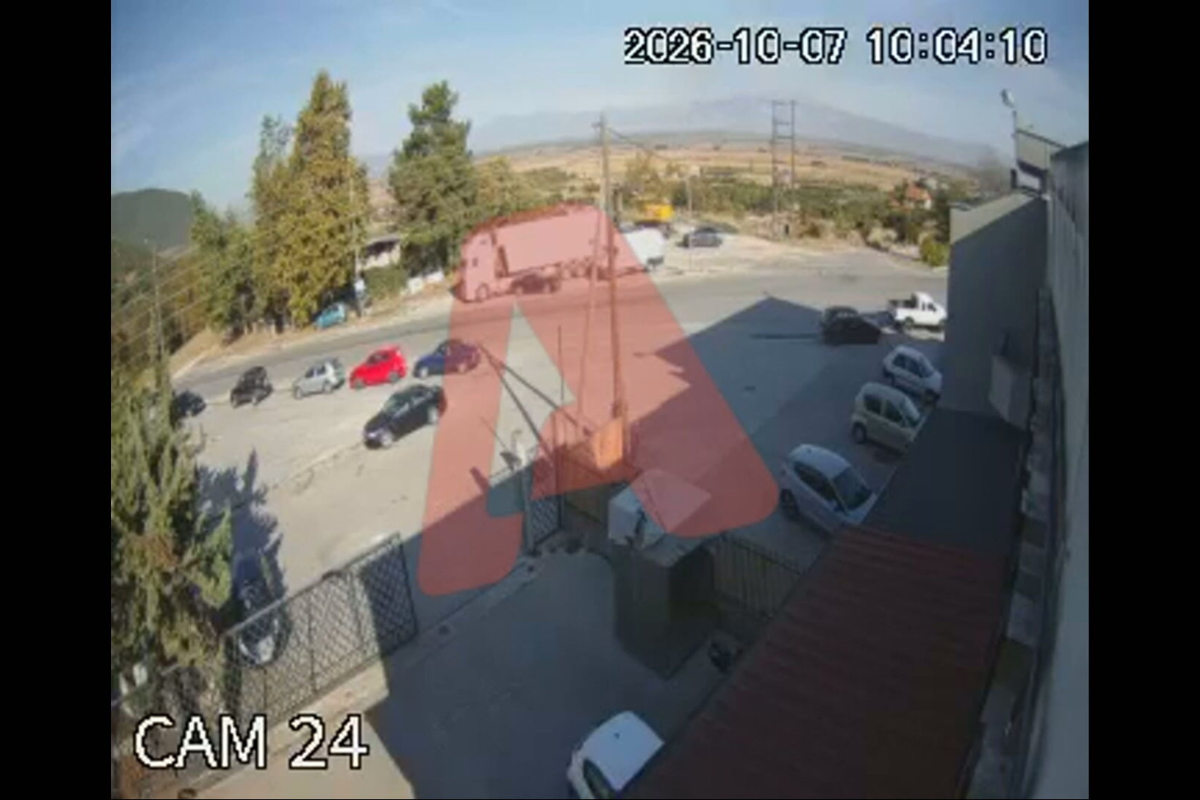 Καβάλα: Βίντεο-ντοκουμέντο από τη στιγμή που ΙΧ πέφτει πάνω σε δύο φορτηγά