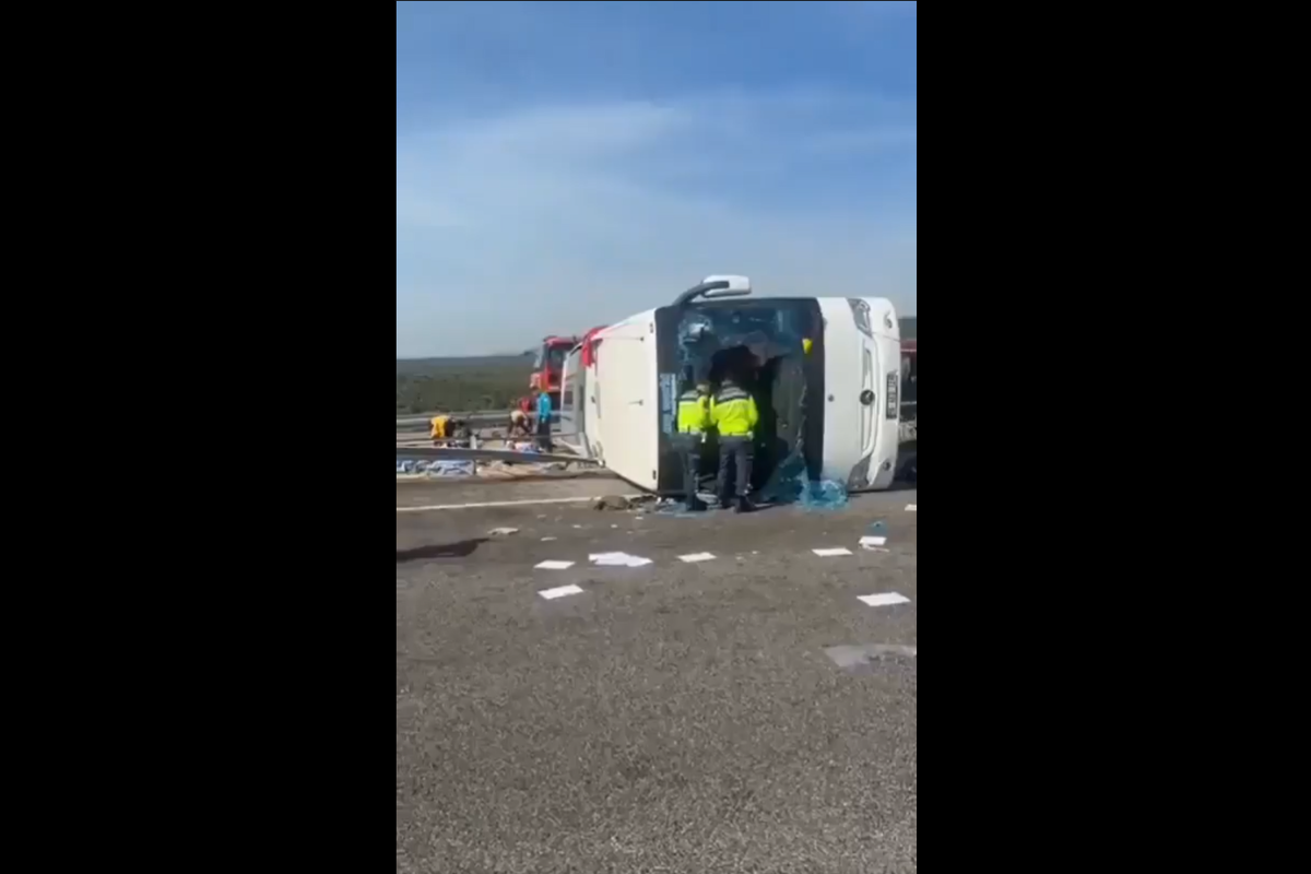Τουρκία: Σοκαριστικό βίντεο με τροχαίο- Φορτηγό έπεσε σε πούλμαν