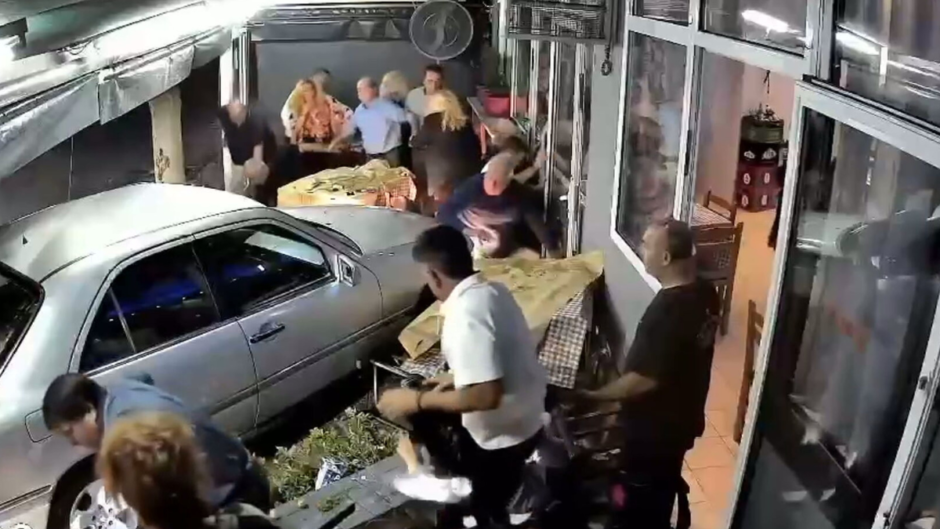 Σκηνές τρόμου σε τσιπουράδικο στην Θεσσαλονίκη. Αυτοκίνητο ΄΄μπήκε΄΄ στο κατάστημα