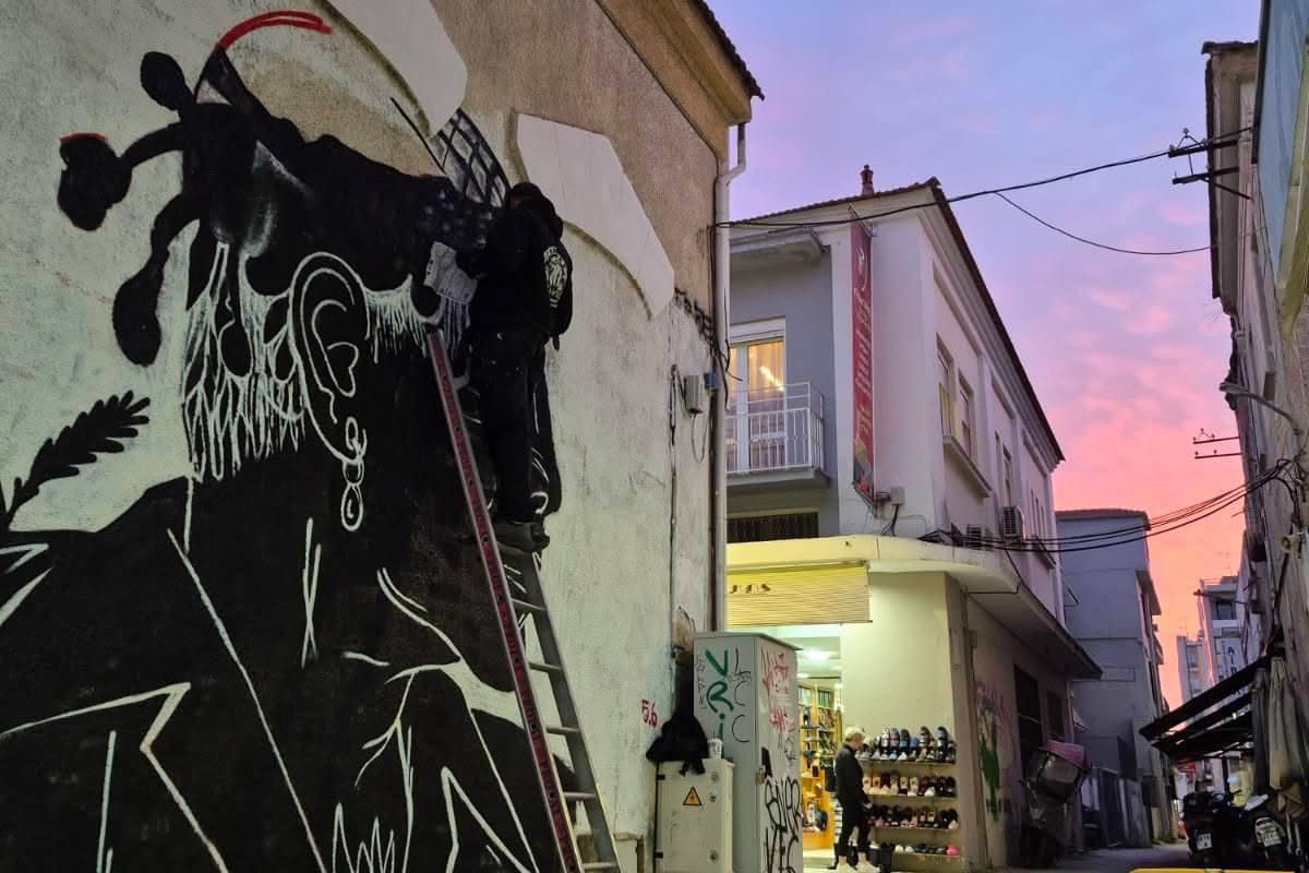 ΒΟΛΟΣ — Μια τοιχογραφία που φέρνει τον «Κρητικό» Μαζωνάκη στο κέντρο της πόλης