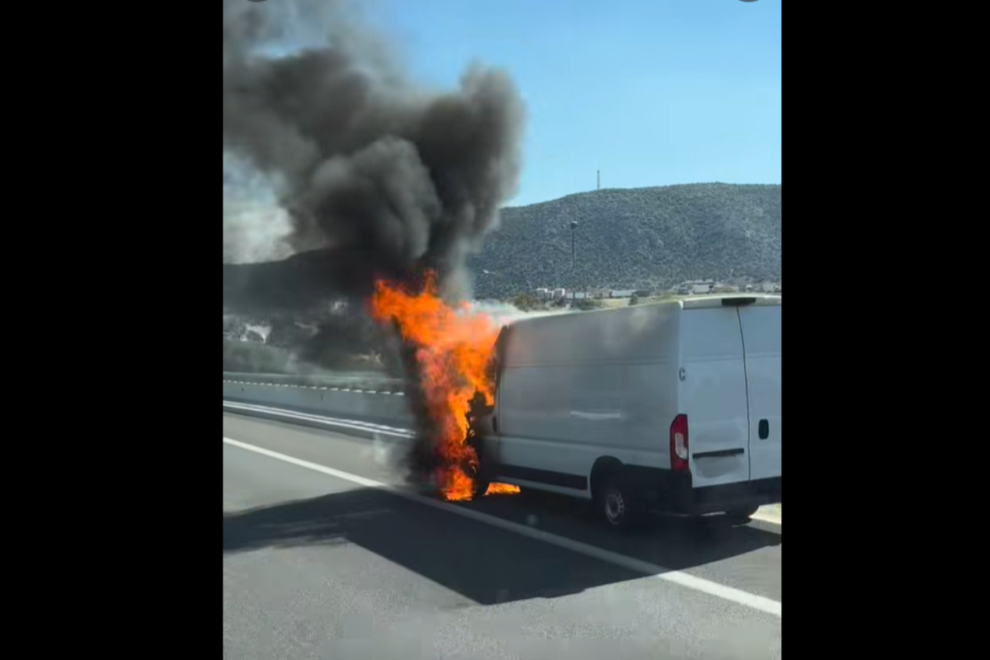 (Βίντεο) Φωτιά σε φορτηγό στην Αττική Οδό
