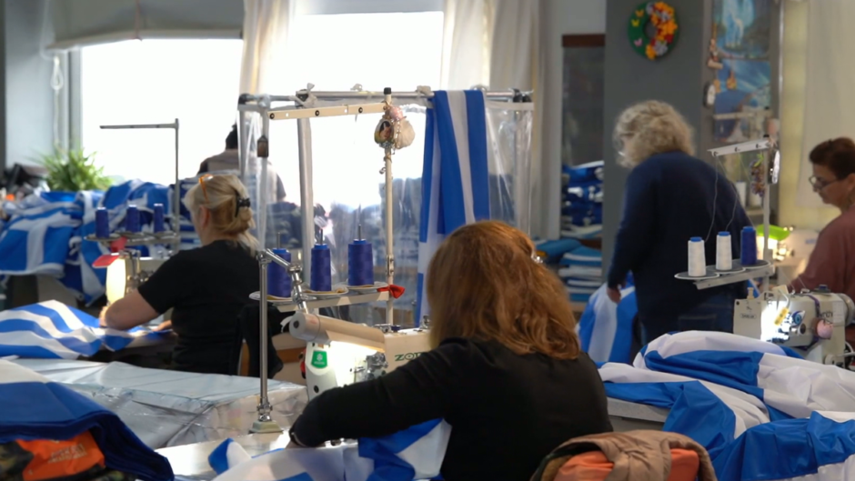 Ραπτομηχανές στο «κόκκινο» – Φτιάχνουν σημαίες από το 1919