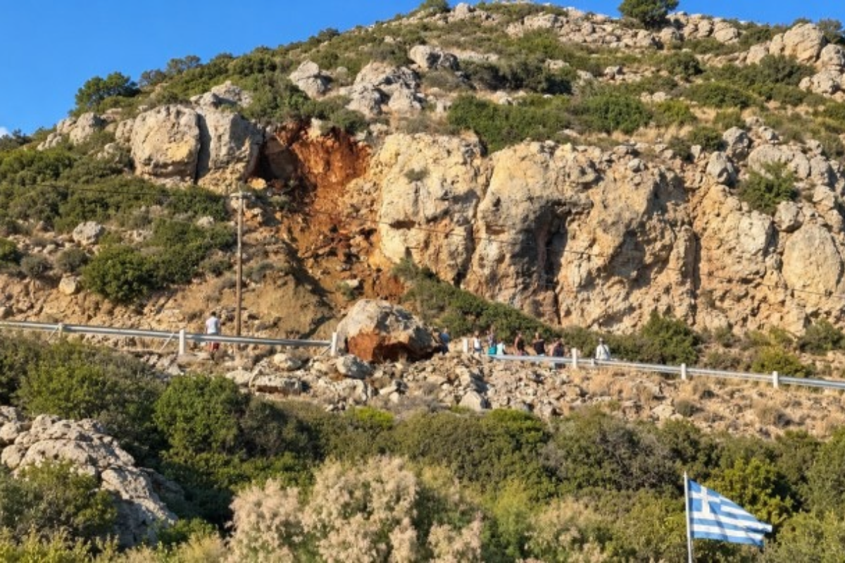 Ρόδος: Τεράστιος βράχος αποκολλήθηκε και έπεσε στον δρόμο