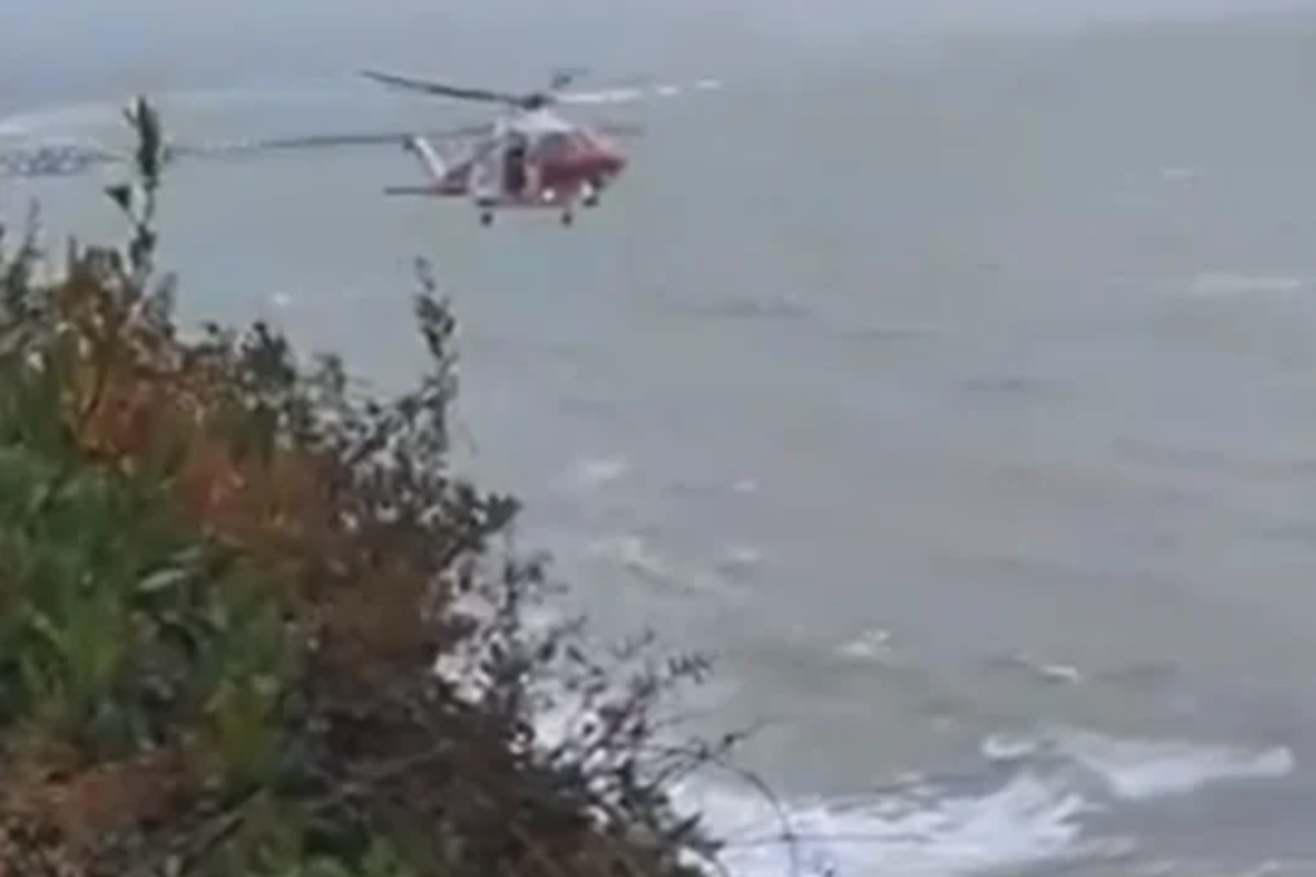 Βρετανία: Γυναίκα παρασύρθηκε από τεράστιο κύμα