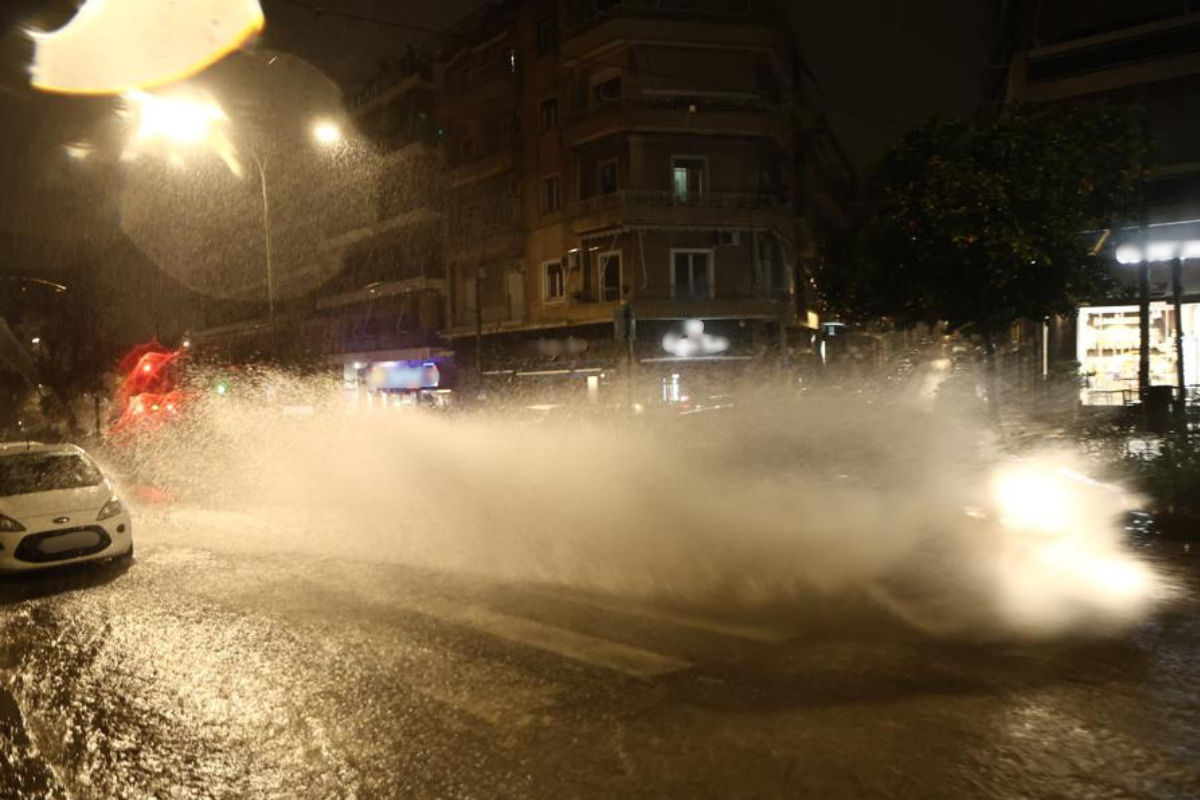 Άνω Λιόσια: Συγκλονιστικό βίντεο με ισχυρούς ανέμους και βροχόπτωση