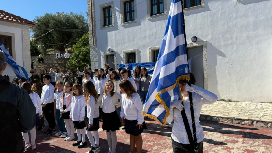 Βίντεο:Συγκινεί η παρέλαση των μαθητών στη Χειμάρρα με την  Ελληνική Σημαία