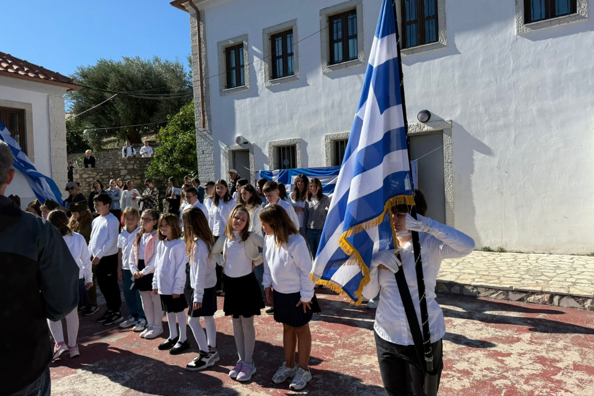 Βίντεο:Συγκινεί η παρέλαση των μαθητών στη Χειμάρρα με την  Ελληνική Σημαία