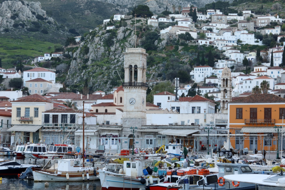Το νησί του Αργοσαρωνικού ξεπέρασε διάσημους μεσογειακούς προορισμούς