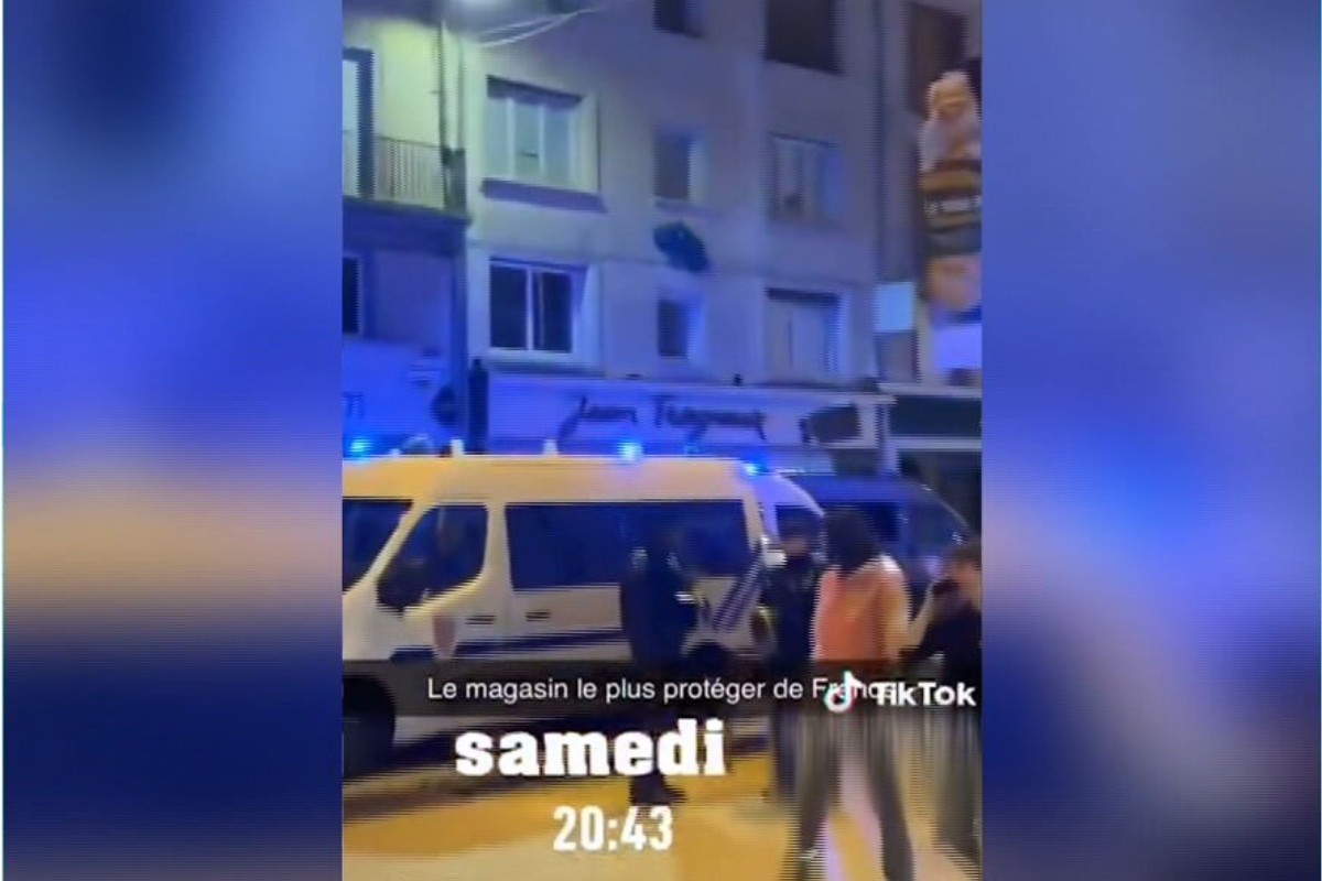 Γαλλία: Αστυνομικοί φυλάνε το ζαχαροπλαστείο του Εμμανουέλ Μακρόν